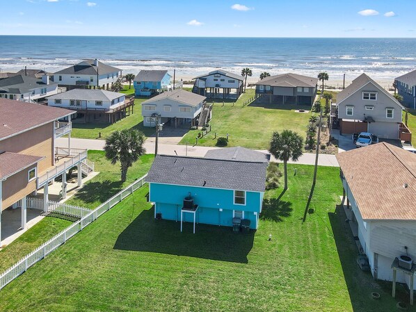 The very cute Blue Jewel! Wonderful ocean view and a quick walk to the beach!