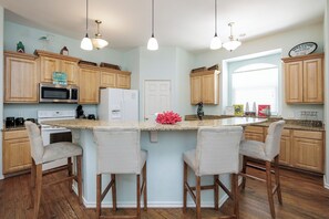 Breakfast bar and well-equipped kitchen
