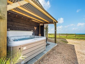 Hot tub | Little Puffins - Blegberry Farm, Hartland