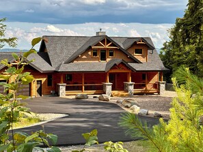 Paved driving leading up to Big Bear Log Home 