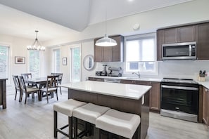 Cedar Kitchen-Dining Room