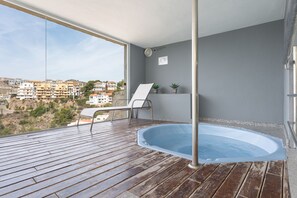 Indoor spa tub