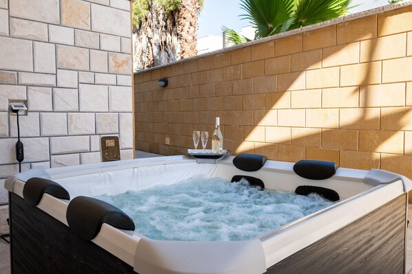 Outdoor spa tub