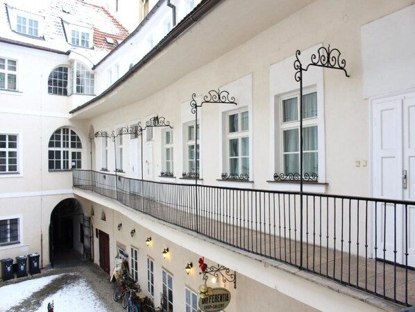 Propriété, Fenêtre, Bâtiment, Architecture, Clôture, Façade, Design Urbain, Balustre, Bois