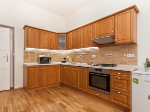 Cabinetry, Gebäude, Eigentum, Countertop, Möbel, Schublade, Holz, Küche, Holzbeize, Flooring