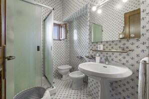 Autumn, Bathroom, Spring, Summer, Winter
