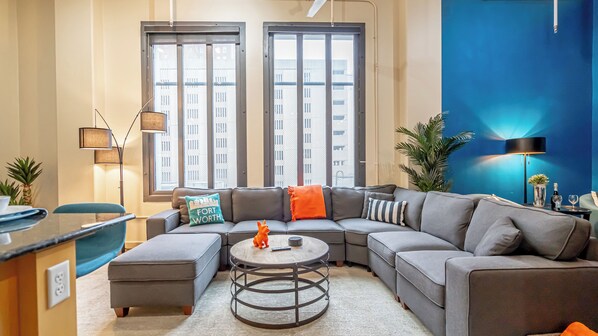 Relax in the spacious, beautifully designed living area, complete with cozy seating and chic decor, offering a perfect retreat after exploring Fort Worth’s lively downtown scene.