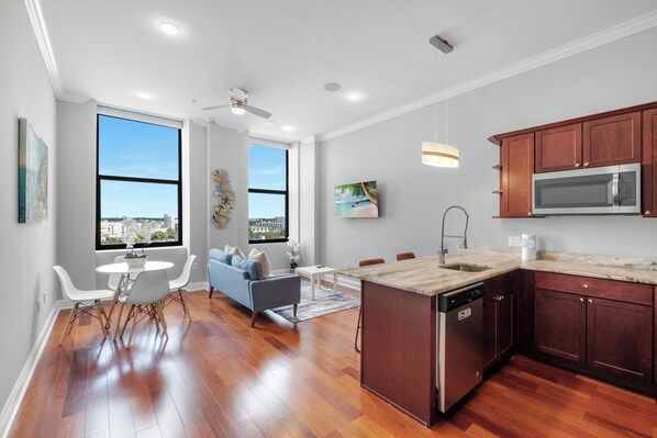 Welcome to Northern Liberties! Enjoy a stylish and spacious apartment filled with amenities. This apartment features a rooftop pool, a fitness center, an in-unit washer and dryer, motorized shades, and plenty of comforts. Reliable Wi-Fi is also included.
