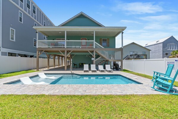 Enjoy a week's vacation at Coral Crab!