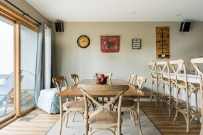 The dining area can seat up to 10
