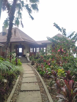 Sala at Las Nubes