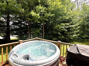 New Hot tub- Open all year