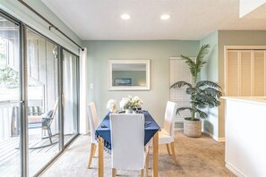 Dining table, seats 4