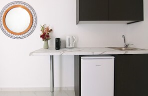Modern Kitchenette!