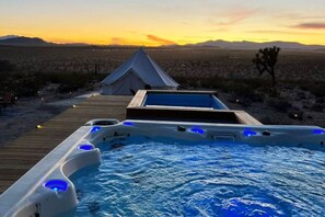 Outdoor spa tub