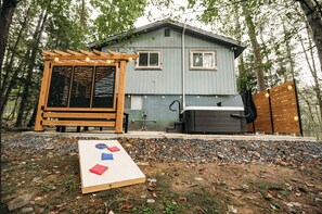 Enjoy our brand new 6-person hot tub, pergola with seating, and privacy fence!