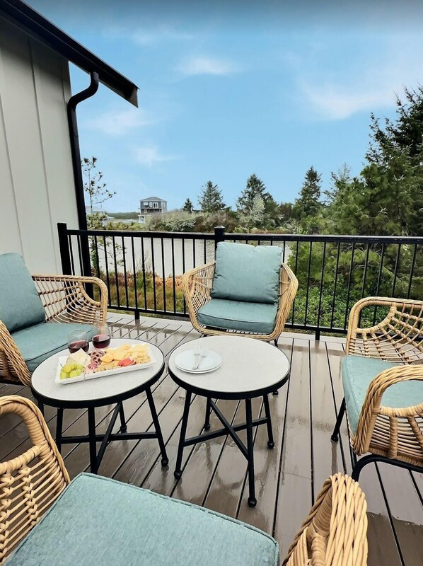 Enjoy your deck to relax and take in the views of the canal.