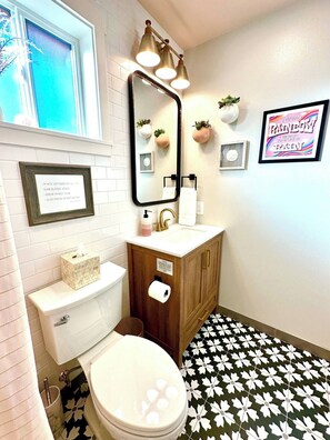 Full size bath with heated floors, plenty of linens and more.