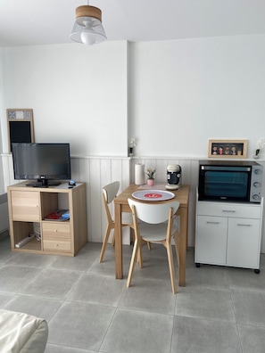 Coin TV et table à manger