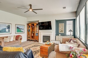 Living Room | Books | Boards Games | Gas Fireplace