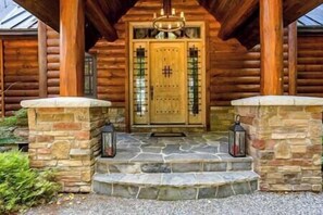 Welcome to Heron Lodge, where comfort and space await your perfect getaway. 