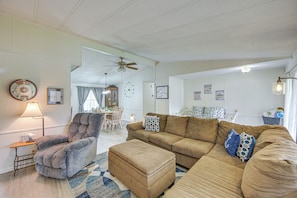 Living Room | TV | Free WiFi | Twin Daybed w/ Twin Trundle