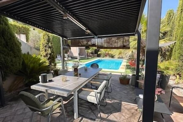 SHARED TABLE AND POOL VIEW