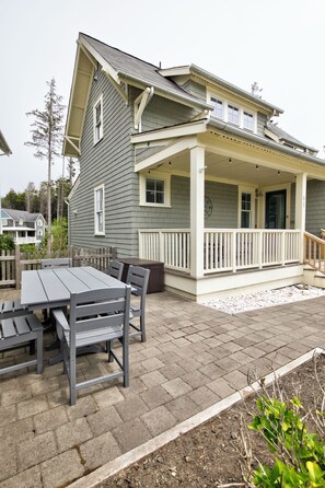 Lost as Sea has a fully fenced front yard along with a patio and dining area