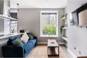 Tv and multimedia/ Living Room/ Sitting Area/ Dining Area