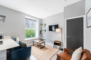 Tv and multimedia/ Sitting Area/Living Area