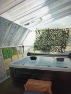 Indoor spa tub