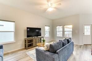 Living Room | Free WiFi | Smart TV | Central A/C & Heating | Queen Sleeper Sofa