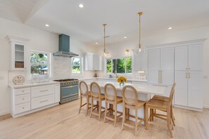 Chef's Kitchen w/ island seating for 6