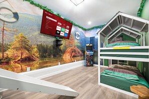 Themed childrens' room w/ 4 twin beds, 22 arcade games & roku TV.