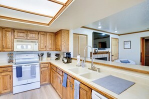 Kitchen | Dual Drip/Pod Coffee Maker | Dishwasher | Blender