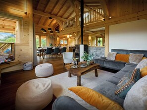 Lounge/Dining