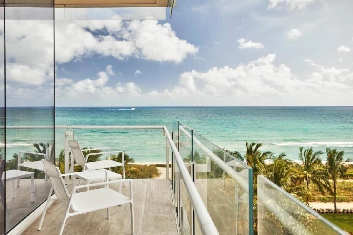King Room Near Crudo Bar MIA