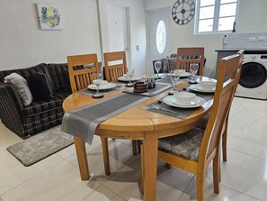 Living room/dining area