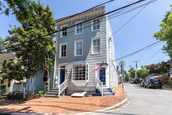 Welcome to the Main Sail, 2 blocks from Main Street shops and restaurants, and steps from City Dock and USNA.
