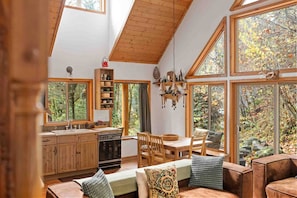 With all the must-have amenities for a worry-free stay, Hidden Pines offers the ideal combination of rustic charm and modern convenience.