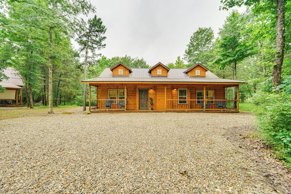 Broken Bow Vacation Rental | 2BR | 2BA | 1,325 Sq Ft | 1 Step Required