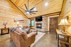 Living Room | Queen Sleeper Sofa | Fireplace | Smart TV | Single-Story Cabin