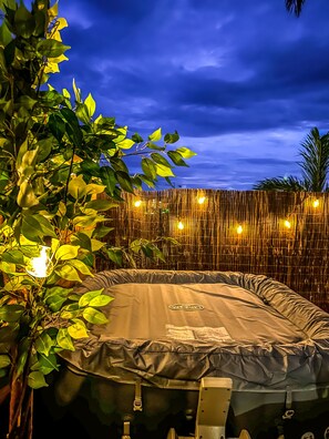 Outdoor spa tub