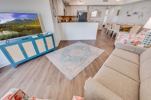 Large Family Room with Views of the Ocean, Beautifully Decorated