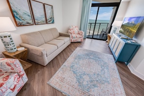 Large Family Room with Views of the Ocean!
