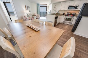 Large Dining Room Area, Beautifully Decorated