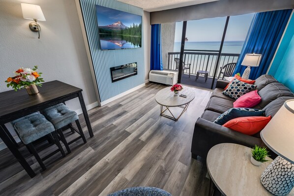 Direct Oceanfront, Amazing Decorations!