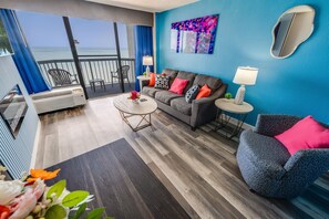 Direct Oceanfront, Amazing Decorations!