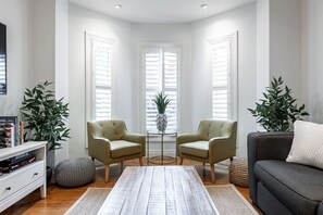 Spacious Elegance: Relax in our luxurious living room, a perfect blend of space and comfort. Just minutes from the Stratford Festival and downtown Stratford, Ontario, it’s an ideal retreat for culture enthusiasts