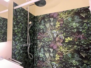 Modern bath/shower/toilet 
